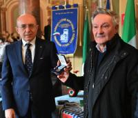  Varese, consegna  medaglia al figlio di Corradini (foto prefettura)